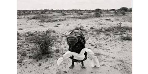 <p><b>1992 James Nachtwey, ABD</b></p>    Somali'de bir anne, ktlk sonucu len ocuunun cansz bedenini kaldryor...