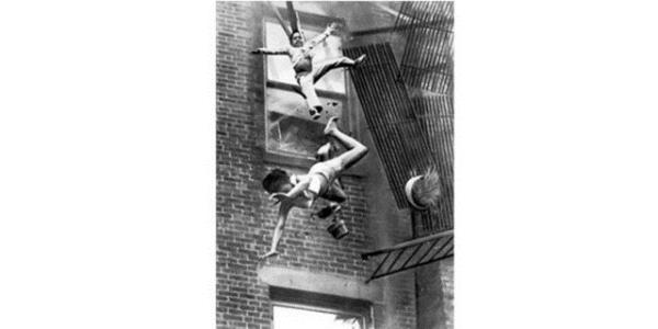 <p><b>1975 Stanley Forman, ABD</b></p>    Boston'da bir kadn ve bir kz apartmann yangn merdiveninin kmesiyle dmeye balyorlar. Bu fotoraf ylarca gvenlik kampanyalarnda kullanld...