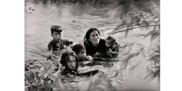 <p><b>1965 Kyoichi Sawada, Japonya</b></p>    Gney Vietnam'da anne ve ocuklar ABD bombalarndan kamak iin nehri gemeye alyor.
