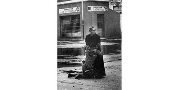 <p><b>1962 Hctor Rondn Lovera, Venezuella</b></p>    Sniper tarafndan vurulan bir asker son anlarnda papaza tutunuyor...