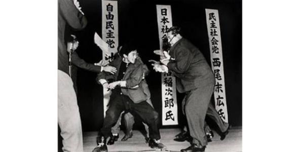 <p><b>1960 Yasushi Nagao, Japonya</b></p>    12 Ocak 1960. Sac renci, Japon Sosyalist Parti lideri Asanuma'y ldrmeden saliseler nce..