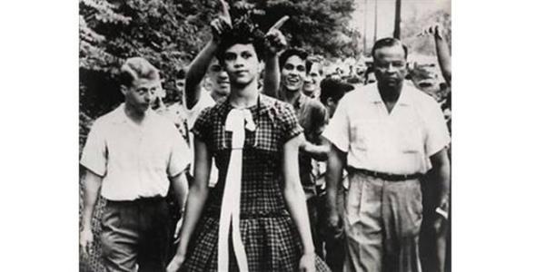 <p><b>1957 Douglas Martin, ABD</b></p>    ABD'de sadece beyaz rencilerin devam ettii Harry Harding Lisesi'ne kabul edilen ilk siyah rencilerden Dorothy Counts'n okuldaki ilk gn. Tacizlere sadece 4 gn dayanabilmiti...