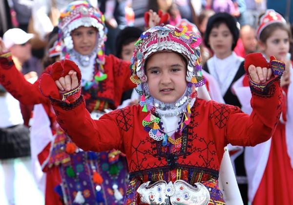 23 Nisan Ulusal Egemenlik ve ocuk Bayram, yurdun bir ok kesiminde trenlrle kutland.