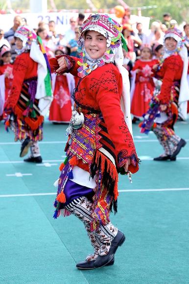 te 23 Nisan kutlamalarndan ok renkli kareler...