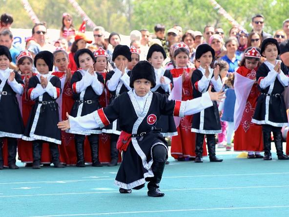Kutlamalara katlan ocuklarn gsterileri ilgiyle izlendi.