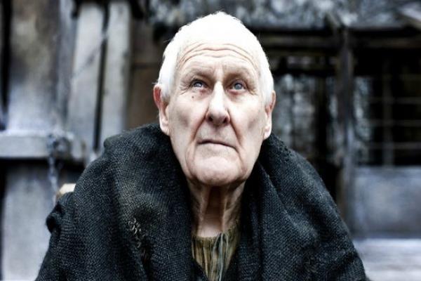 Dizide 'Maester Aemon' karakterini canlandran Peter Vaughan'n gzleri oynad roldeki gibi grmyor.