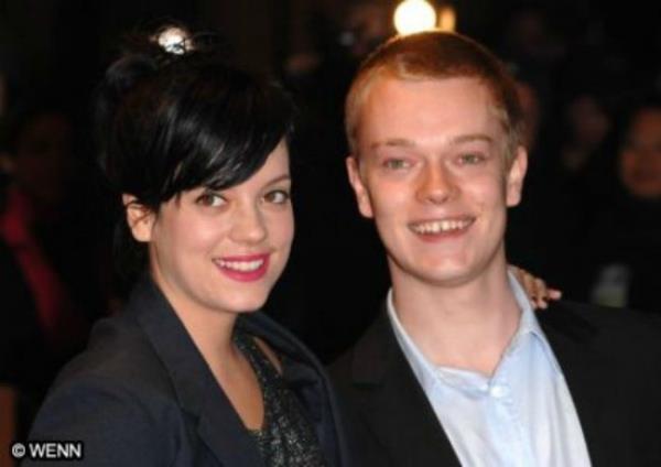 Theon Greyjoy'u canlandran Alfie Allen, pop mzik arkcs Lily Allen'n erkek kardeidir.