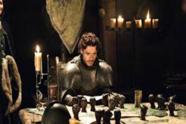 Yazar Martin pek aksiyon sahnelerine odaklanma eilimde deil. Bu sebepten tr HBO'nun aksiyona az, stratejiye ok odaklanmasndan maliyetlerin dmesi sebebiyle ok memnun.