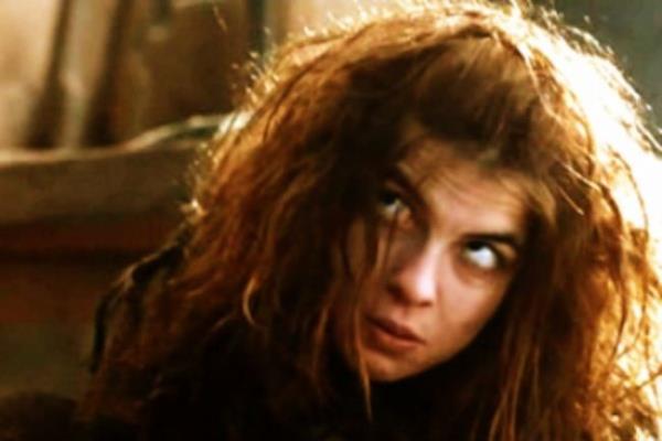 Martin birka kere dizinin neredeyse yazd kitaplarn etkileyeceini sylemi. Bunlardan biri 'Osha' karakteriyle alakal. Aslnda Martin 'Osha'y gereksiz ve bertaraf edilebilir bir karakter olarak dnm, fakat dizi bu karakterin daha kalc olmasn ve romandaki rolnn daha da arttrlmasn istemi.