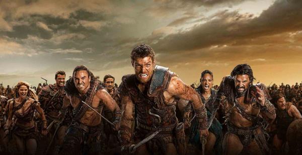 <p><b>3-Spartacus</b></p>  Tarihin ilk devrimcisi olarak bilinir, ilk kle ayaklanmasn balatan kiidir. Dizi o kadar muhteemdir ki, sanki o tarihte yaam hissine kaplrsnz. Dnyann ne kadar adaletsiz bir yer olduunu en iyi ekilde anlarsnz.   <p>Eer izlemeyen kaldysa, hi durmadan hemen balasn.</p>