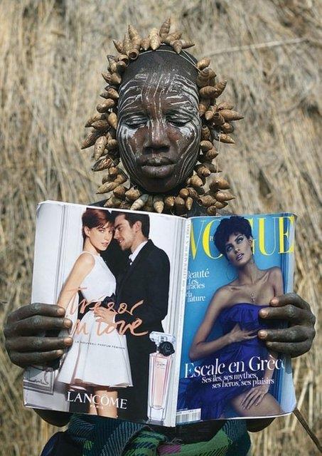 Mursi Kabilesinden bir kadn Vogue dergisini kefediyor, Etiyopya