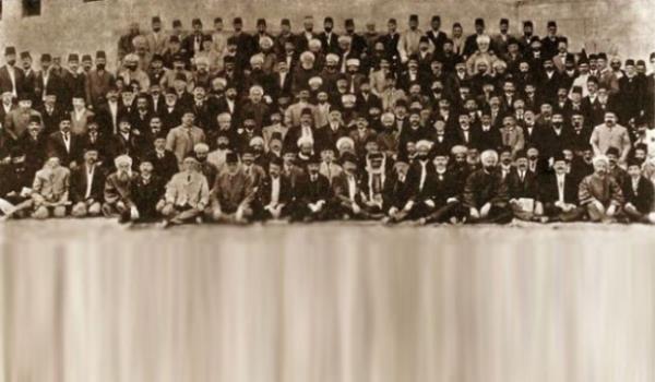 Sradan, izgili bir okul defterinin be yaprana nl-arkal ekilde yazlm, ilk iki yapraa Misak- Mill'nin metni kaydedilmiti, metnin hemen altnda Meclis- i Mebusan Reisi ve Erzurum Mebusu Celleddin rif Bey'in imzas vard, dier yapraklarda da metni kabul eden Meclis-i Mebusan yelerinin imzalar yeralyordu.