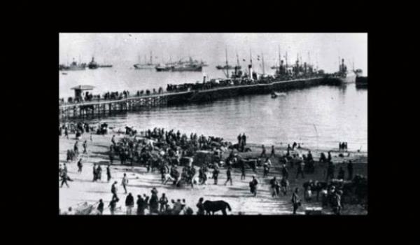 Misak- Mill'nin orijinalinin imdiye kadar fermanlar andran byk boy bir kda son derece ssl bir yaz ile yazlm olduu zannedilirdi ama belge yle deildi, sava sonras stanbul?unun btn hznn, yaanan yokluklar ve skntlar tam olarak yanstmaktayd.