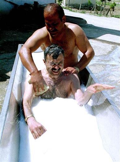 St reticileri st fiyatlarnn drlmesini protesto etmek iin st banyosu yaptlar.