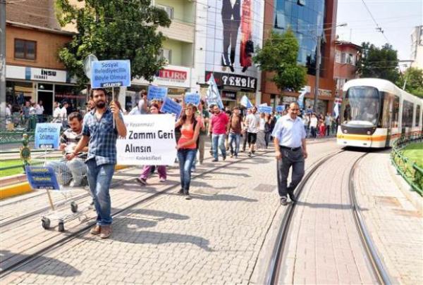 Eskiehir'de belediye'nin tramvay ve otobs ulamna yapt zamm protesto etmek isteyen renciler "Elramvay" ad verdikleri market sepetiyle yrdler.