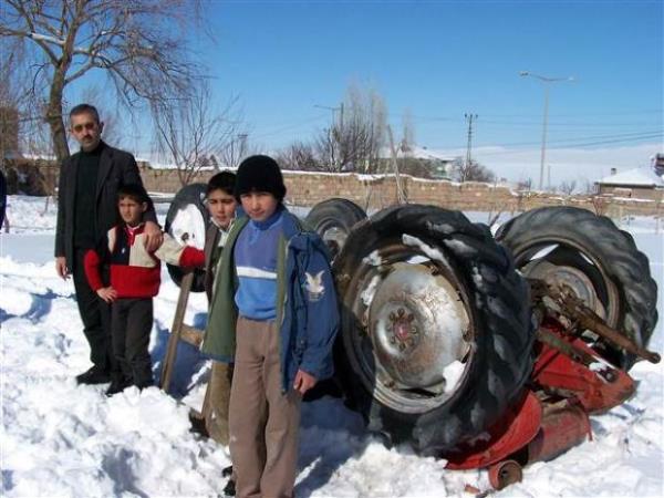 Banka kredisini deyemeyen ve hakknda icra takibi balatlan bir ifti, traktrn tarlada ters evirerek sata kard.