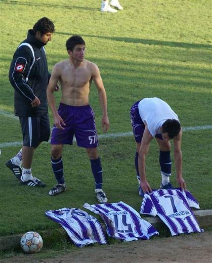 Alacaklarn alamadklar gerekesiyle 5-0 kazandklar man ardndan Gebzespor futbolcular formalarn protokol nne imlere serdi.