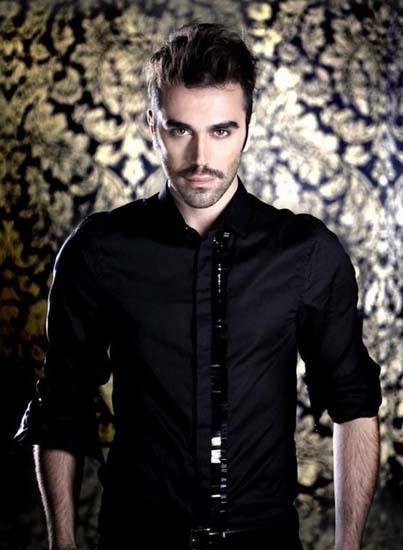 Fotoraf paylaan isim ise Kemal Doulu'ydu. Doulu fotorafn altna, 'Dnya gzeli annem. Yakkl babam ortadaki akn da ben. Ya 1' notunu yazd