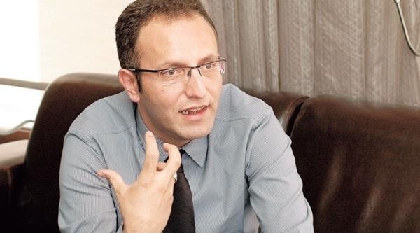 <p><b>13) Danman ( siyasetten sorumlu) </b></p>  <p><b>ERTAN AYDIN:</b> Bu erevede kamuoyu aratrmalaryla tannan Pollmark'n     sahibi siyaset bilimci Do. Dr. Ertan Aydn Babakanlk Badanmanl'na getirildi.     Harvard niversitesi'nde de almalar yapan Aydn, i siyaset konularnda Erdoan'a     danmanlk yapacak. Aydn'n uzmanlk alanlar arasnda semen davranlar     ve kamuoyu yoklamalar bulunuyor.<br>    Babakanlk Merkez Bina'da odas hazrlanan Aydn, daha nce AK Parti adna     yaplan aylk kamuoyu almalarn parti ynetimine ve MYK toplantlarnda     bizzat Erdoan'a sunan ekibin iinde yer alyordu. Aydn son olarak AK Parti'nin     yaptrd ve 350 bin kiinin katld, &quot;kim belediye bakan olsun&quot;     aratrmasn yapmt.<br>  </p>