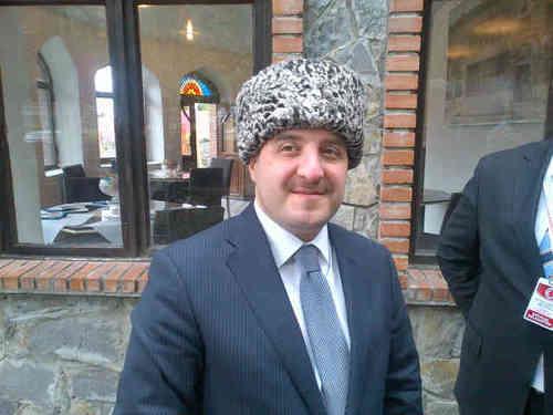<b>5) letiim ve teknoloji danman </b>  <p><b>MUSTAFA VARANK: </b>Yurt dnda eitim gren, iki yabanc dil bilen Mustafa     Varank, Babakan' iPad kullanmaya altran isim olarak biliniyor. Erdoan'n     adeta glgesi olan Varank, talepleri not alyor, konuma notlarn, zel telefonunu     tayp, grmelerini organize ediyor.</p>