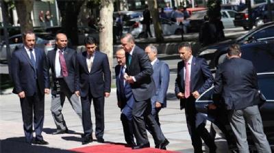 <p><b>SEM KAZANDIRAN A TAKIMI</b></p>  <p>Babakan Tayyip Erdoan'n seim galibiyetinin arka plannda 11 kiilik strateji     ekibi dikkat ekiyor. Seim stratejisini, sloganlarn belirleyen ve Babakan     Erdoan'la anlk paylam yapan kadro yzde 45'lik oy orannn yakalanmasnda     byk pay sahibi. </p>