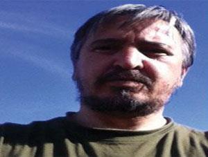 <p><b>3) Kelimelerin danman </b></p>  <p><b>AYDIN NAL: </b>Babakan'n iyi bir hatip olduu tartmasz bir gerek.     Bir metne bal kalmakszn yapt konumalarda dahi karsndaki kitleyi etkilemeyi     becerebiliyor. Prompterdan okuduu metinlerde Erdoan'n slubuna yakn kelimeleri     semek, muhalefeti ezmek hatta medyaya manet vermek tm bunlar byk bir ustalk     gerektiriyor. Babakan'n konuma metinlerine hayat veren o gizli isim ise Aydn     nal.</p>