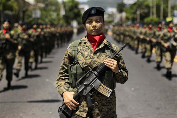 <p><b>4. Hindistan</b></p>  Hindistan dnyann en byk askeri malzeme ithalats konumunda bulunuyor. lkenin savunma harcamalar 46 milyar dolar buluyor.