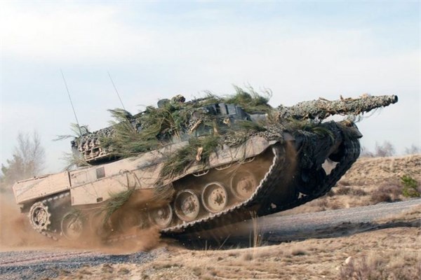 <p><b>7. Almanya</b></p>  2. Dnya Sava sonrasnda sava kart olan Almanya'nn yalnzca savunmaya ynelik bir ordu kurmasna izin verilmiti.