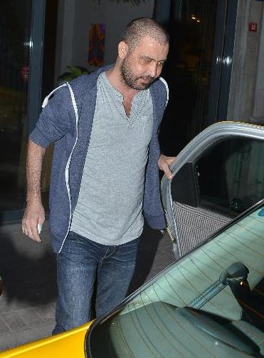 <p><b>Cengiz Semerciolu 'Akla taklan sorular' yazd</b></p>    Sal gn, leden sonras iin alk olmadk sayda magazin muhabirini bizim mahallede grnce ocuklara "Hayrdr?" diye sordum.