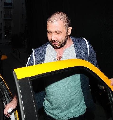 Bu srada iler'in profiterol yiyip bardak bardak su itii grld. Tedavide kullanlan ilalar nedeniyle nl oyuncunun salarnn dklp yznn itii de gzden kamad.