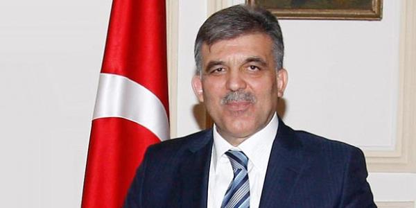 <p><b>10. Abdullah Gl</b></p>  Her ne kadar "biz anlarz, bizde ayrlk gayrlk olmaz" denilse de Abdullah Gl "bu artlar altnda siyaset yapmay dnmyorum" demesinden anlald zere AKP'nin bana gemesi zor. Terlemeyi sevmeyen Abdullah Gl alt makamda kalmay istemesi son derece normal grlebilir. Belki AKP kendisini tekrar aday gsterir kim bilir?