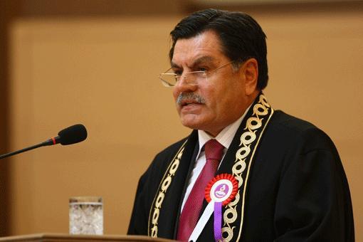 <p><b>2. Haim Kl</b></p>  Anayasa mahkemesinin son zamanlarda verdii kararlar, Haim Kl  cumhurbakanlna oynuyor sylentilerinin kmasna sebep oldu. Henz bu ynde herhangi bir iaret olmasa da Haim Kl da ad geen cumhurbakan adaylarndan biri.