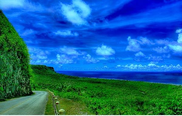 <p><b>4. Mercan kaplama yollar - Guam</b></p>  Guam'da doal kum yerine mercan bulunduu iin, ada insan yollarn dardan kum ithal ederek yapmak yerine mercan + ya karmndan elde ettikleri bir asfalt ile kaplamaktadr.