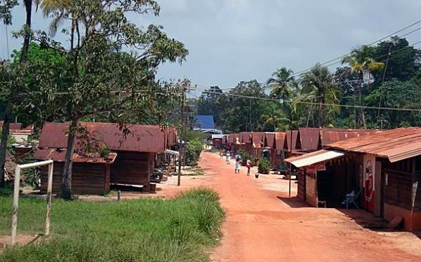 <p><b>16. Neredeyse tamam balta girmemi ormanlarla kapl lke - Surinam</b></p>  Topraklarnn %91'i balta girmemi ormanlarla kapl Surinam'n yarm milyonluk nfusu lkenin sahil kesimlerinde yaamaktadr. Nfusun sadece %5'i, ounlukla yerliler, i blgelerde yaamlarn srdrmektedir.