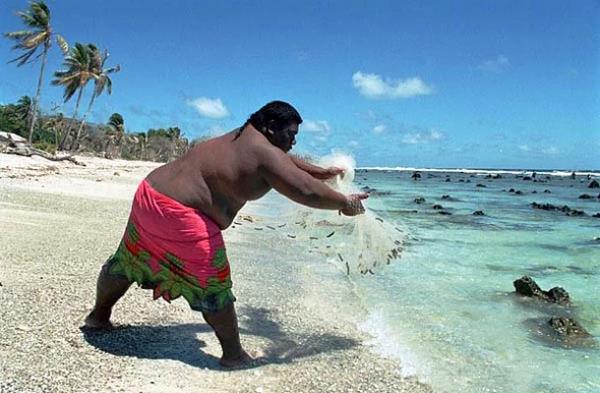 <p><b>3. En iman nfus - Nauru</b></p>  Nfusunun %95'inin ar kilolu olmas sebebiyle, kk bir ada lkesi olan Nauru dnyann ak ara en iman lkesi. Obezitenin sebebi lkede bulunan herhangi bir ey deil, bizzat Bat'nn fast food yiyecek kltrnn lkeye hzl bir giri yapmas.