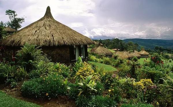 <p><b>19. En ok dilin konuulduu - Papua Yeni Gine</b></p>  ngilizce resmi dil olsa dahi, nfusun sadece %1-2'si ngilizce konumaktadr. Dnyada en ok dilin konuulduu lke olan Papua Yeni Gine'de 820'nin zerinde dil konuulmaktadr ki bu dnyadaki toplam dillerin %12'sidir.