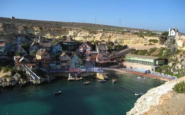 <p><b>14. En ok vatanda yurt dnda yaayan lke - Malta</b></p>  Yaanan sert ekonomik krizlere yksek doum orannn da elik etmesi neticesinde Malta ciddi boyutta g vermitir. Bu sebeple bugn ok sayda Maltal hayatn lkesinin dnda srdrmektedir.