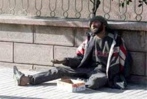 Arkamdaki kii omzuma elini koydu. Arkam dndm. Yalca bir adam, tasvip etmeyen bir tavrla bana bakyordu: "Ondan ne istiyorsun? Ne kadar zor bir hayat yaadn grmyor musun?" Eh? Cebinden biraz para ald ve dilencinin antasna att.