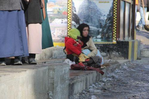 Bunun zerine metro istasyonundan bir koruma eliinde zorla karldm. Yapmam gereken tek eyin polisi aramam gerektiini biliyordum ve aradm. Fakat polis geldiinde ortada ne dilenci ne de bebek vard.