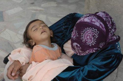 Kadn tekrar yukar bakt. Ardndan arkamdaki bir yere irenmi bir ekilde baktn fark ettim. Bas git, diye mrldand. Ben adeta lk atar gibi "neden srekli uyuyor?" diye sordum bir daha.