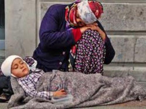 Dilencilerin kucanda uyuyan bebee sakn efkat ile bakmayn. Bu korkun gerei grn! te artk bu yazy okuduunuz iin dilencilerin kucandaki ocuklarn neden srekli uyuduunu biliyorsunuz. Yazy Berfun ainli Trkeletirmitir.