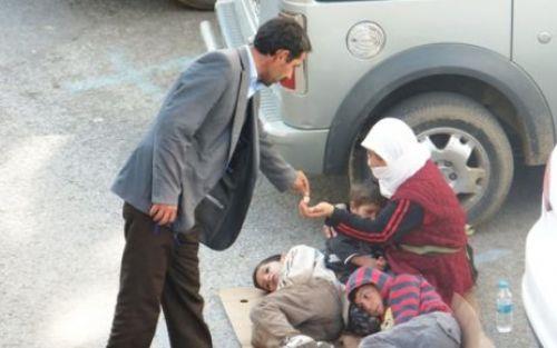 Dilenci tevazu ve byk bir keder ifadesi belirmi yz ifadesi taknarak istavroz kard. Adam omzumdan elini ekti ve metro istasyonundan dar kt.