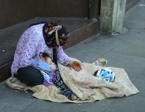 Eer siz de sokaklarda ocuklaryla dilenen kadnlar gryorsanz, para vermeden nce bir kez daha dnn.