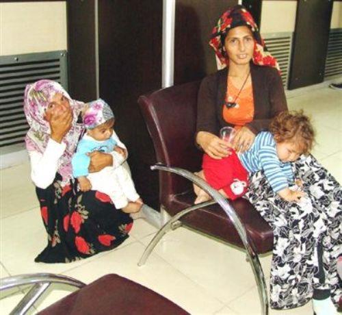 Bebek uyuyordu. Alamyordu, hkrmyordu veya barmyordu, sadece ban annesinin dizlerine gmm uyuyordu.