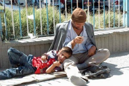 Yoldan geen saysz insan ona para veriyor. Kt bir niyeti olduunu dnmeden, her zaman cebindeki son kuruu ve zerindeki son kyafeti hayrl bir i yaptn dnerek vermeye hazr olan insanlar.