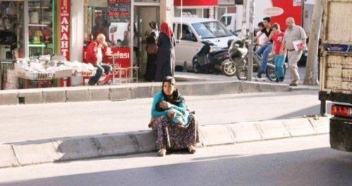 Kullanlan ocuklarn alkolik ailelerden "kira"landn veya en basit deyiiyle karldn rendim. Kullanlan ocuklarn alkolik ailelerden "kira"landn veya en basit deyiiyle karldn rendim.