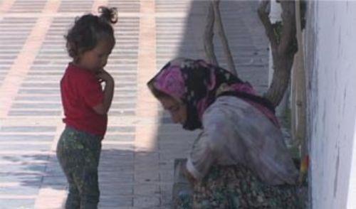 Bunun zerine metro istasyonundan bir koruma eliinde zorla karldm. Yapmam gereken tek eyin polisi aramam gerektiini biliyordum ve aradm. Fakat polis geldiinde ortada ne dilenci ne de bebek vard.