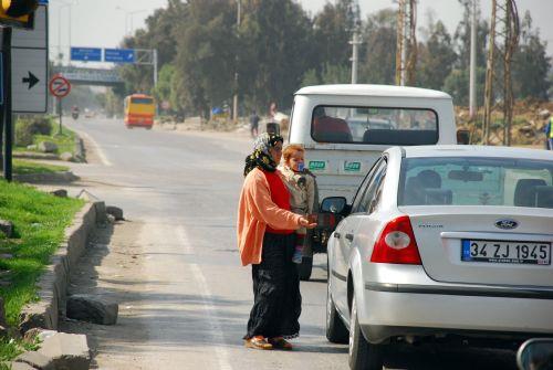 Bir ay boyunca bir dilencinin yanndan getim. Bunun ete kontrolnde bir aldatmaca olduunu bildiim iin dilenciye para vermedim. Bir ay sonra dilencinin nnden geerken aniden bir ey fark ettim