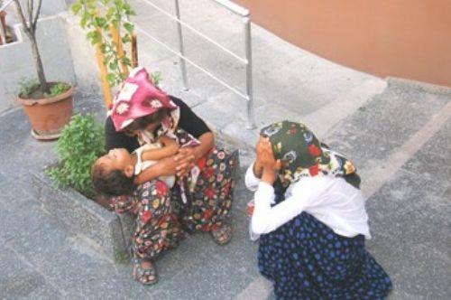 Bebein btn gn uyumas iin bu kiiler tarafndan ona votka ya da uyuturucu verildiini de aknlkla dinledim. Tabii ki, ocuklarn vcutlarnn byle bir ok ile ba etmesi mmkn deildir, bu yzden ocuklar genellikle lr.