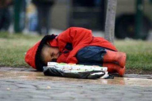 Ertesi gn bir arkadam aradm. Bu arkadam zeytin gibi gzleri ile Romen uyruklu komik bir adamd. Eitiminin sadece  buuk yln tamamlamay baarmt.